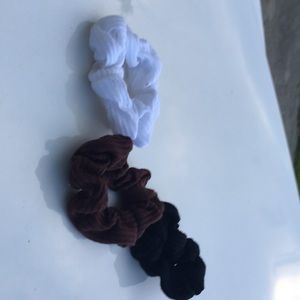 3 scrunchies 7$ or cheaper 😊 5 or 6 inches